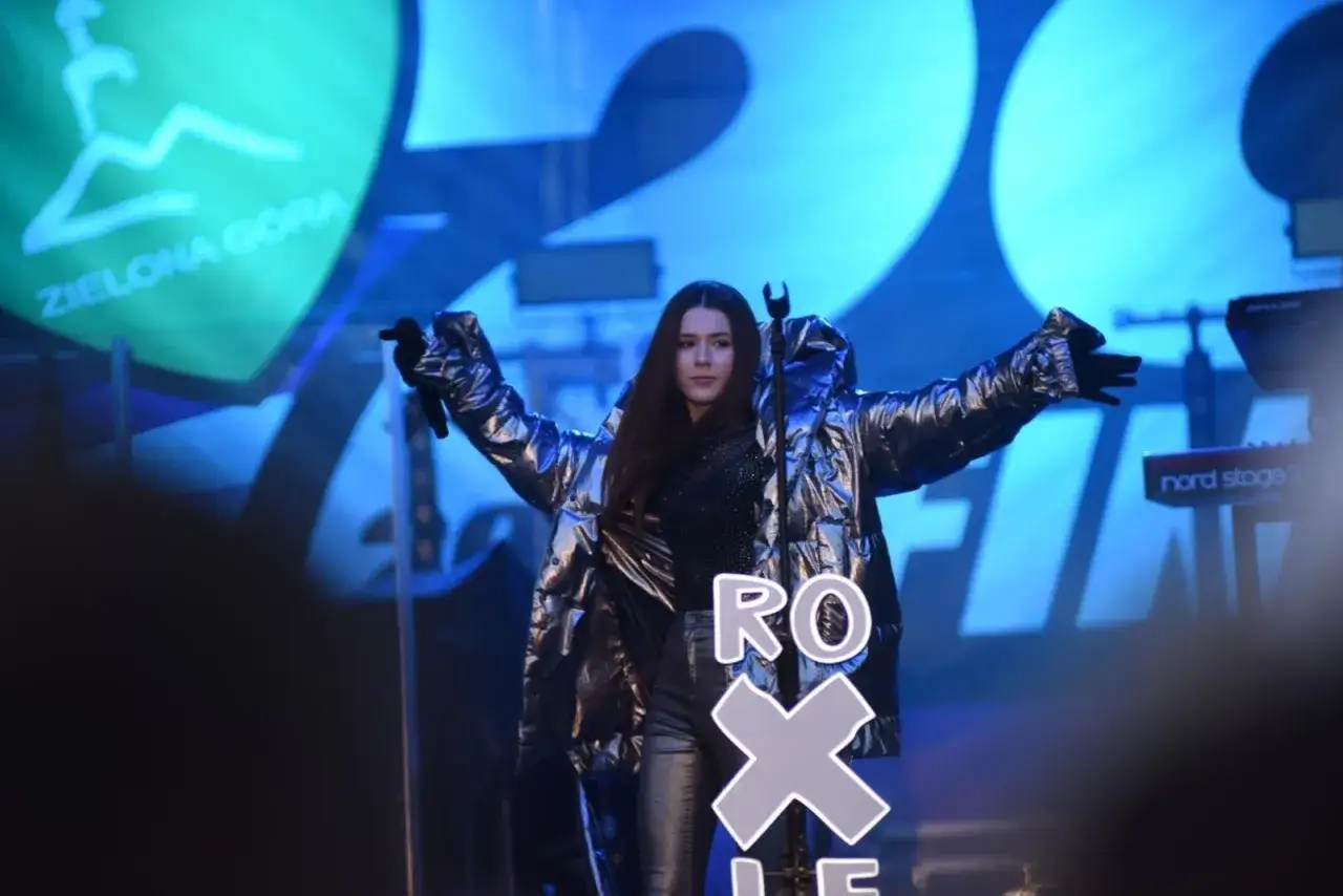 Roksana Węgiel na scenie w Zielonej Górze. Koncert trwa, a fani zastanawiają się, ile trwa koncert Roksany Węgiel.