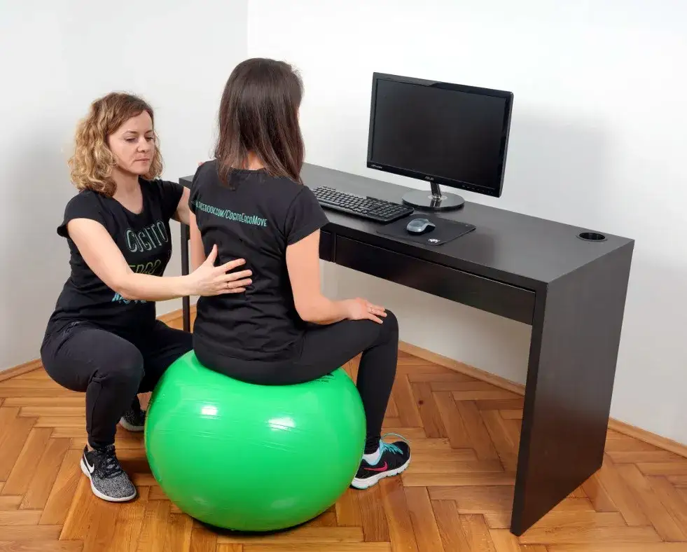 Czy siedzenie na piłce jest zdrowe? Odkryj zalety i wady tej metody