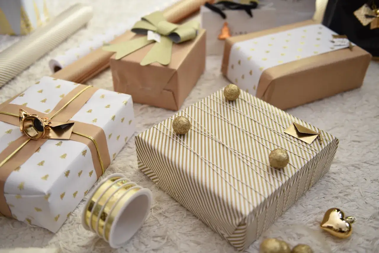 Eleganckie prezenty w złotym papierze, jak fajnie zapakować zdrapki na prezent. Złote wstążki, bombki i serduszka dodają blasku.
