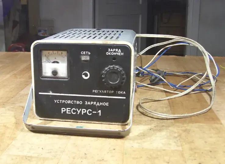 Prostownik: Jakie napięcie? Uniknij błędów i zniszczenia baterii