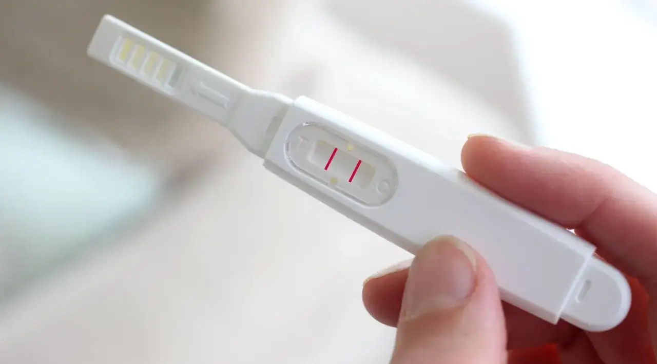 Dwie czerwone kreski na teście ciążowym. To najlepszy test ciążowy, który potwierdza radosną nowinę.