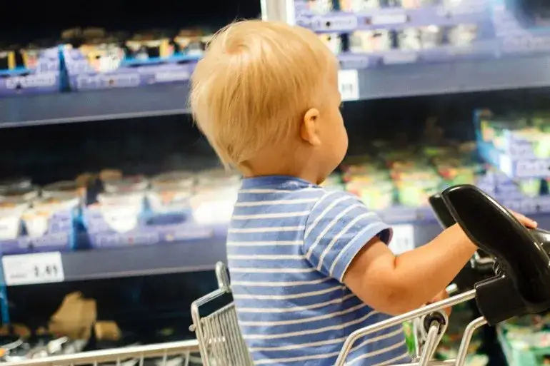 Czy do Biedronki można wejść z dzieckiem? Poznaj zasady i wskazówki