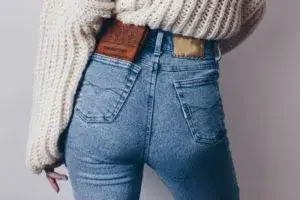 Spodnie skinny damskie: co to znaczy i jak je nosić?