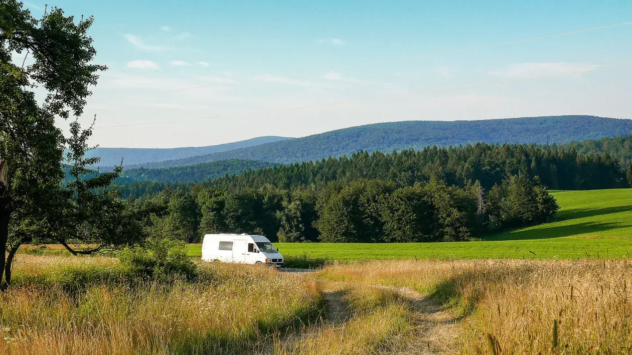 Gdzie można nocować w kamperze? Odkryj najlepsze miejsca i porady