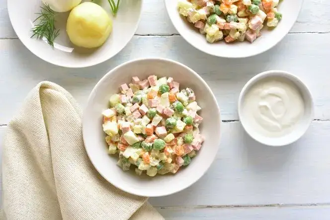 Dlaczego sałatka jarzynowa kwaśnieje i jak temu zapobiec