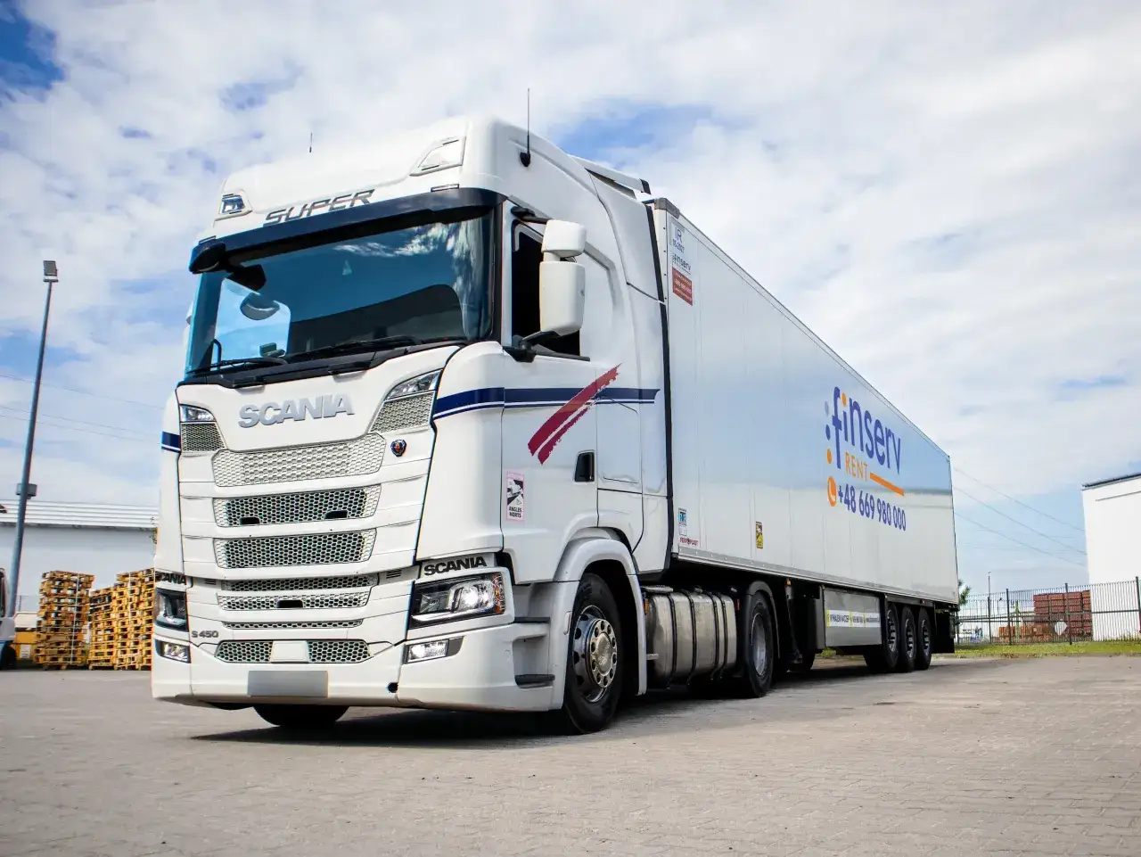 Wynajem naczepy: Ile kosztuje i jak wybrać najlepszą ofertę?