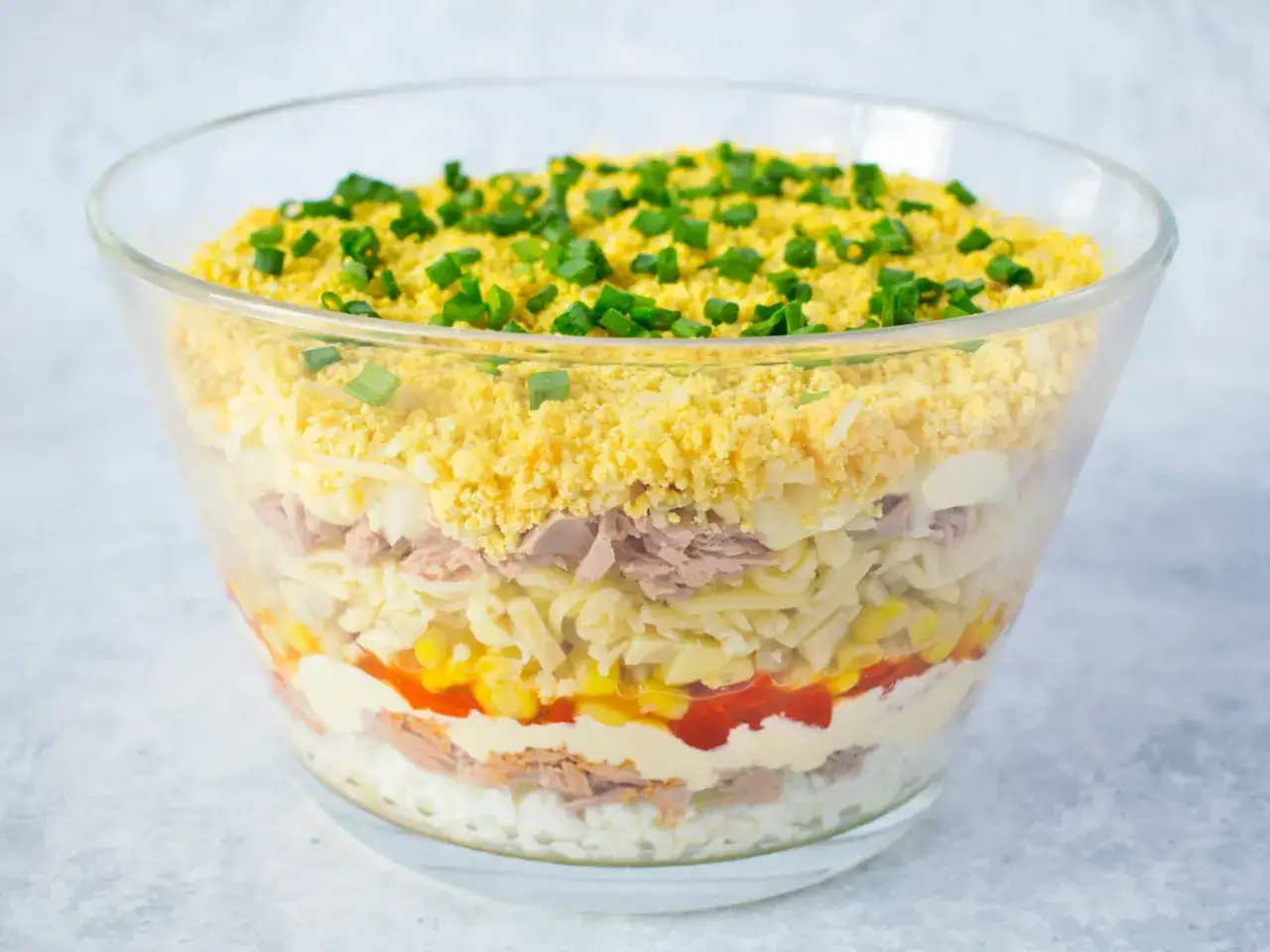 Sałatka z tuńczykiem: Jak długo można ją przechowywać?