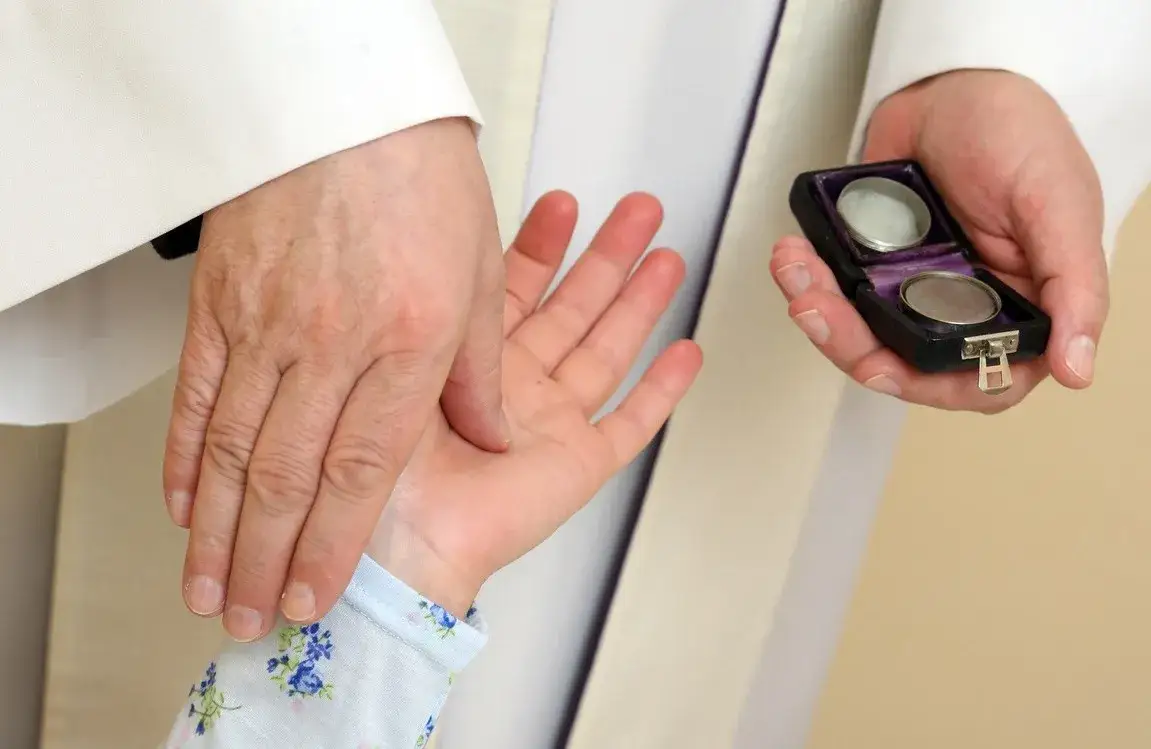 Sakrament namaszczenia chorych: jak przebiega, kto może go przyjąć?