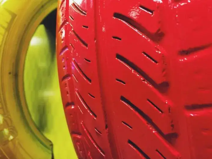 Malowanie opon: Trwały efekt na lata? Wybierz farbę i technikę!