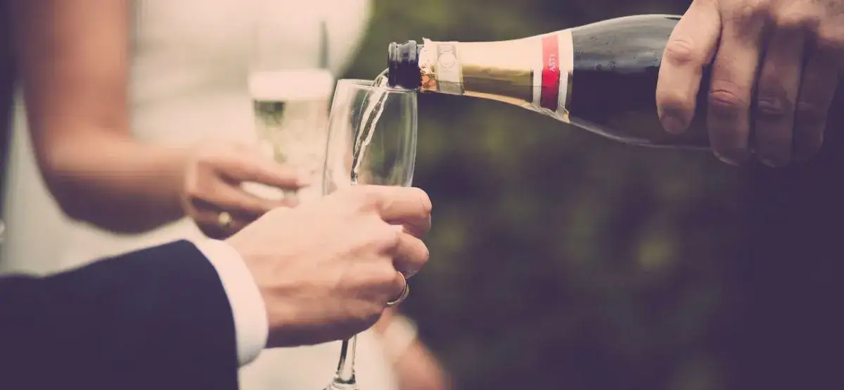 Ile napojów na wesele z poprawinami? Sprawdź, by nie żałować