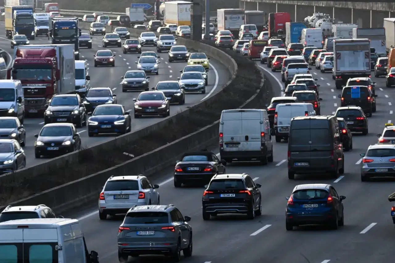 Korek na autostradzie w Niemczech. Tłok samochodów i ciężarówek, wielu kierowców spieszy się do celu.