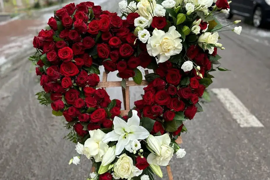 Jaka róża na pogrzeb? Wybór kolorów i ich symbolika emocjonalna