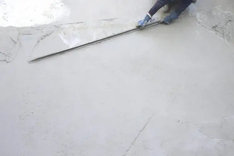 Jak wyrównać beton na zewnątrz: 5 skutecznych metod i materiałów