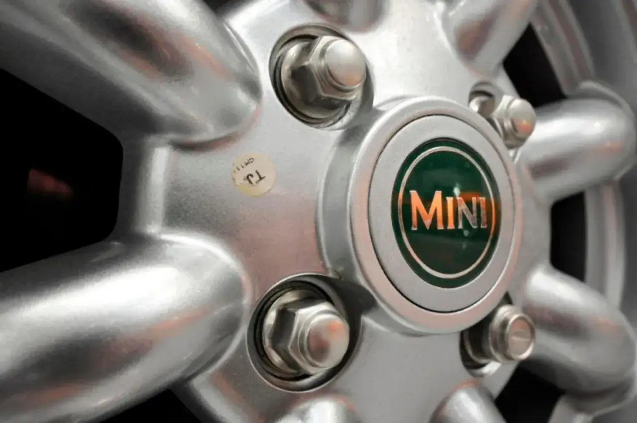 Jak zmierzyć rozstaw śrub 5x w feldze? Poradnik krok po kroku