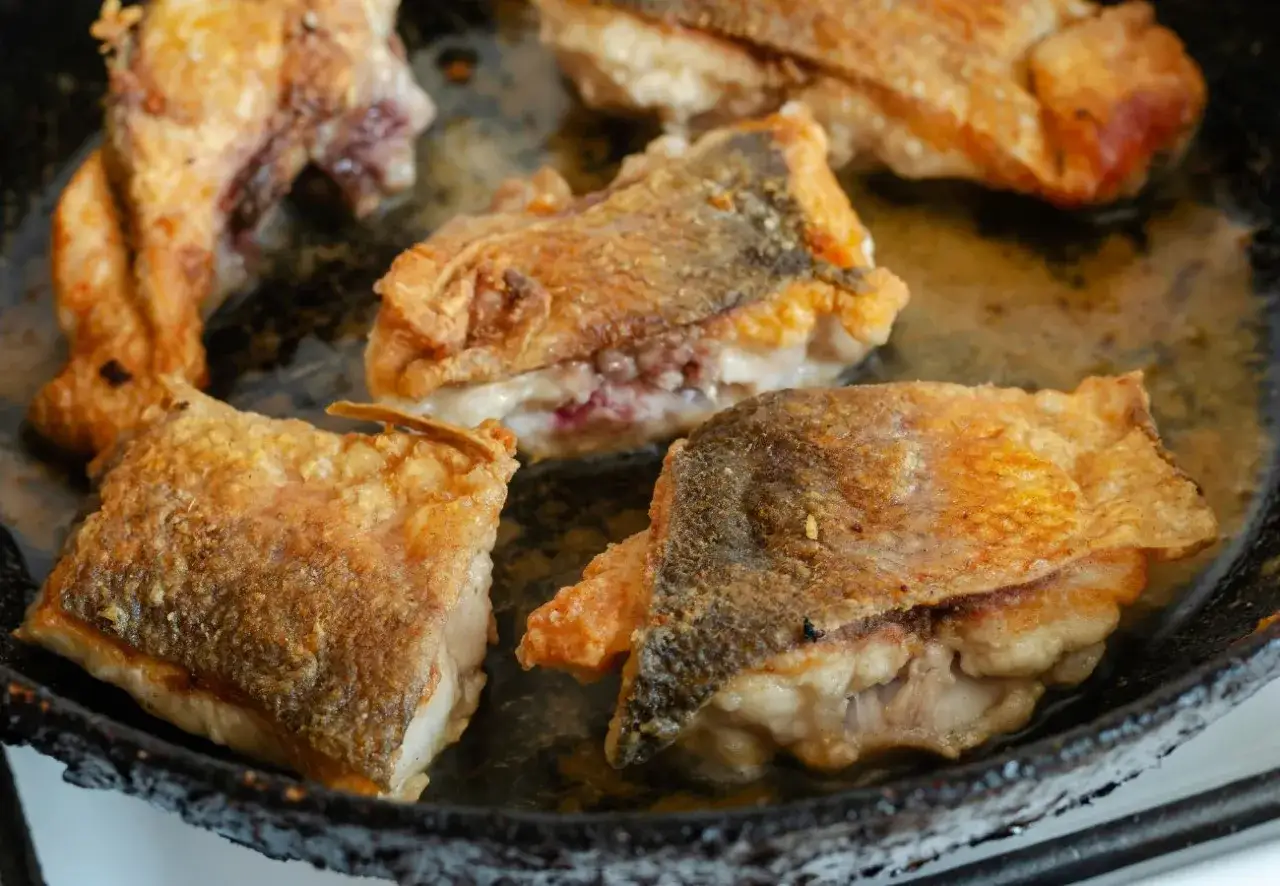 Jak długo smażyć rybę? Złota zasada 4 min/cm i idealny czas