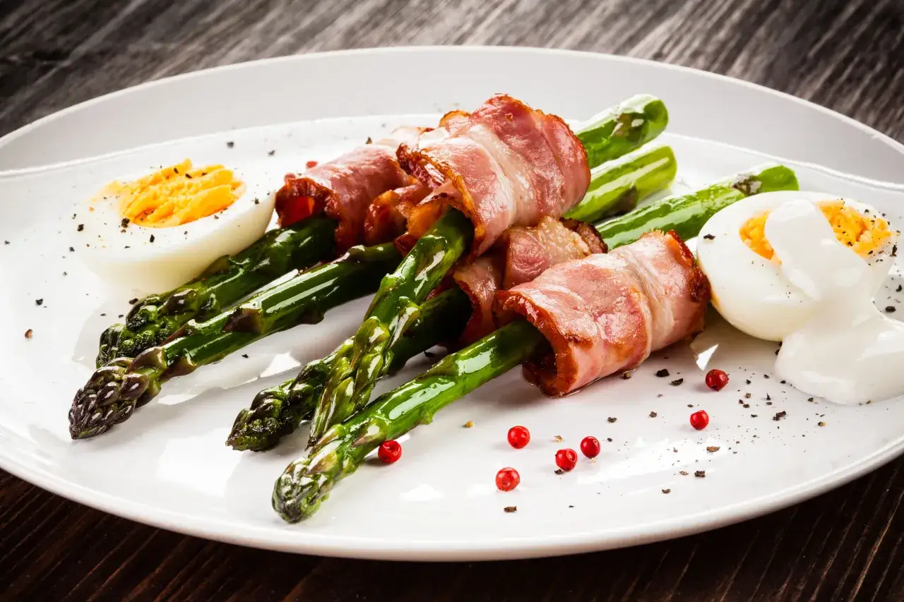 Szparagi na obiad: Z czym podać? Przepisy i triki!