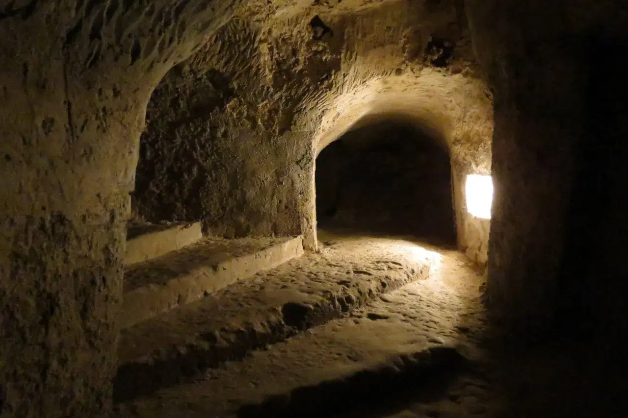 Kamienne schody i korytarz w jaskini, gdzie według legendy mieszka legenda o duchu bieluchu.