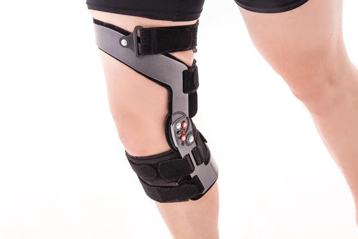 Ortezy na narty: Jak wybrać idealną ochronę kolan na stok?