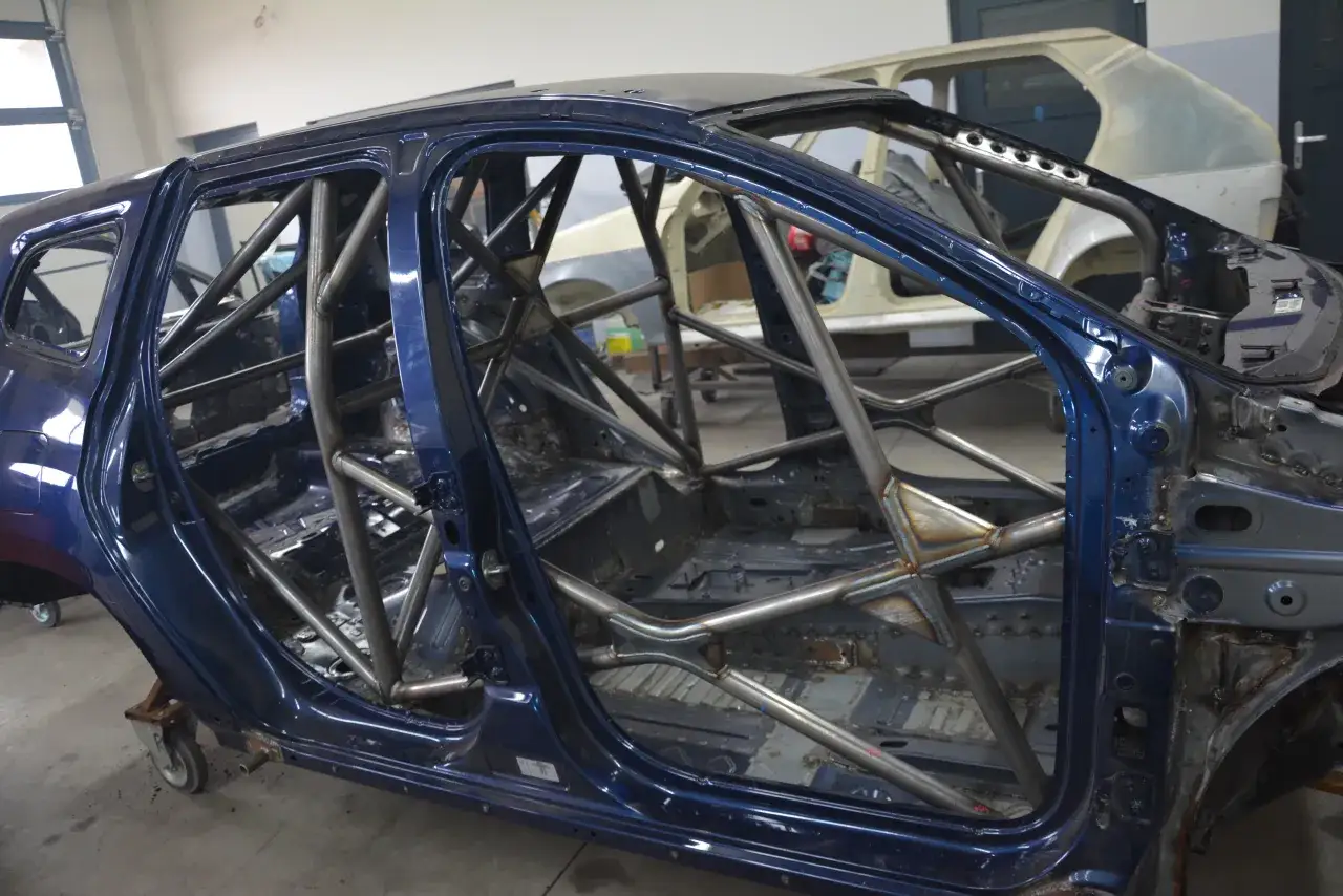 Klatka bezpieczeństwa Poloneza: Innowacyjna ochrona pasażerów