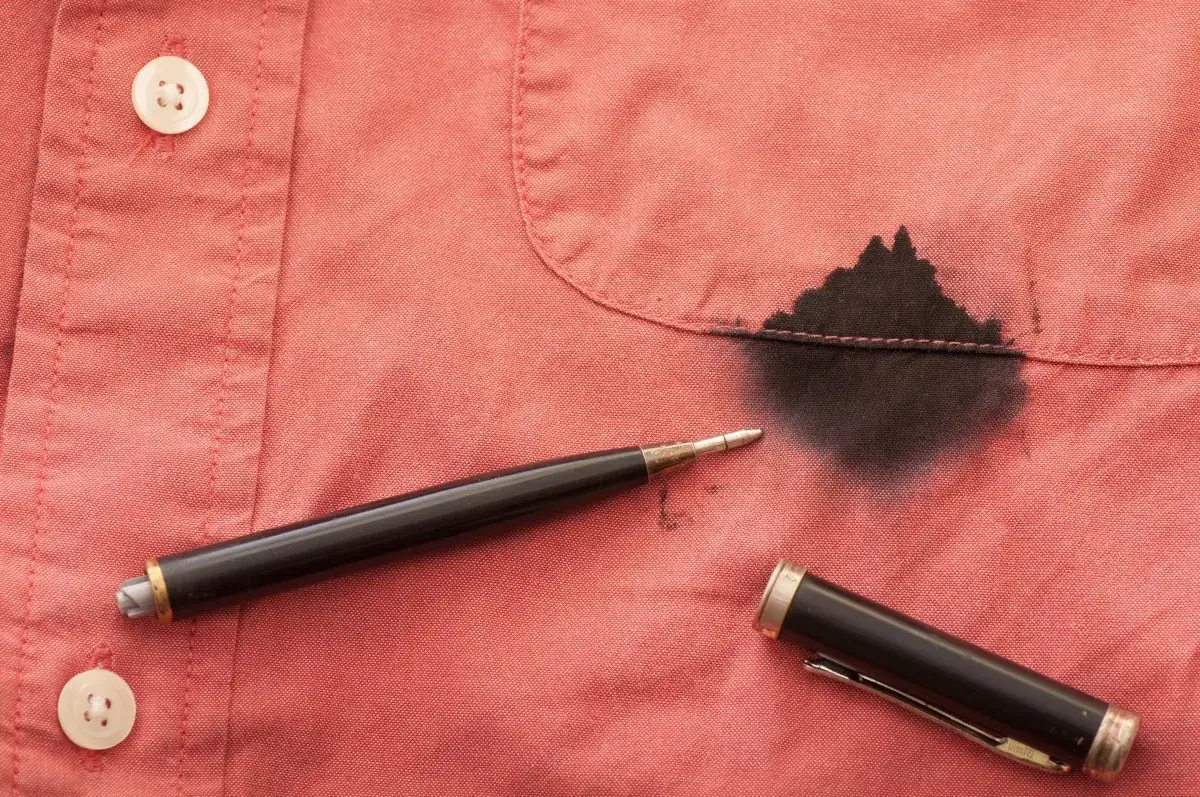 Jak zmyć tusz z długopisu z bluzy? Skuteczne metody na plamy