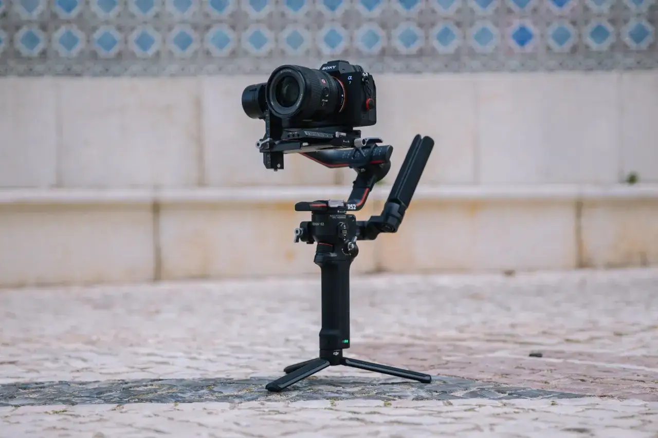 Jak wybrać idealny gimbal do aparatu: porównanie topowych modeli 2025
