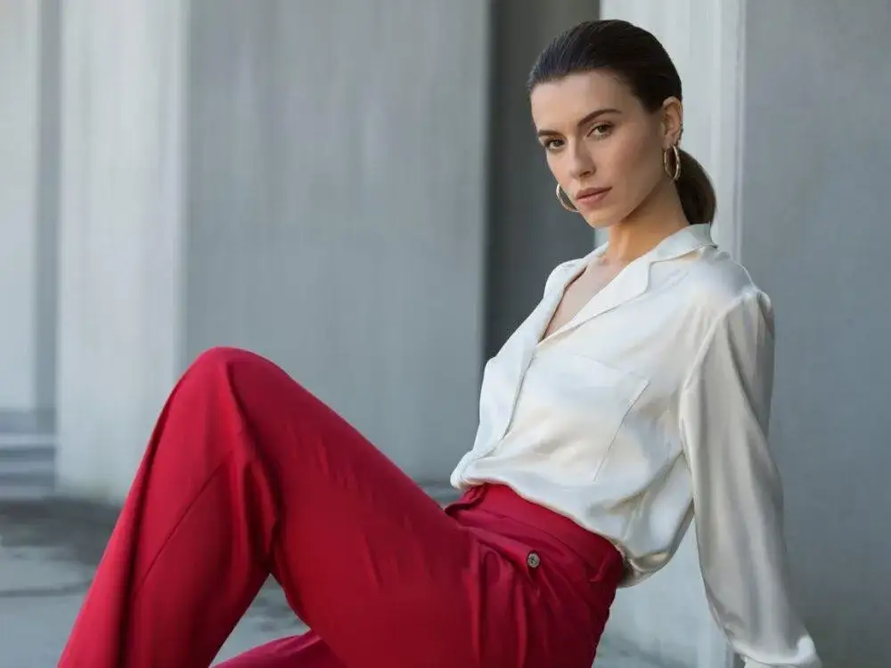 Jakie spodnie do czerwonej bluzki? Odkryj idealne połączenia stylowe