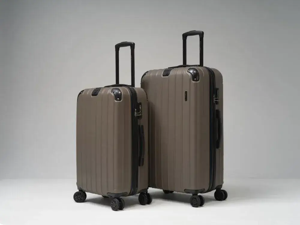 Jaka walizka lepsza: plastikowa czy materiałowa? Odkryj wady i zalety