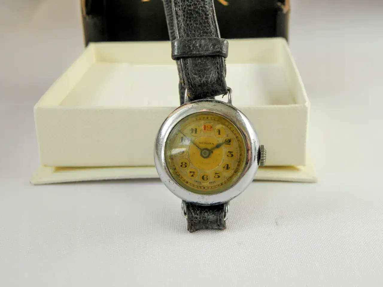 Zegarek damski stary: odkryj unikalne modele i ich wartość