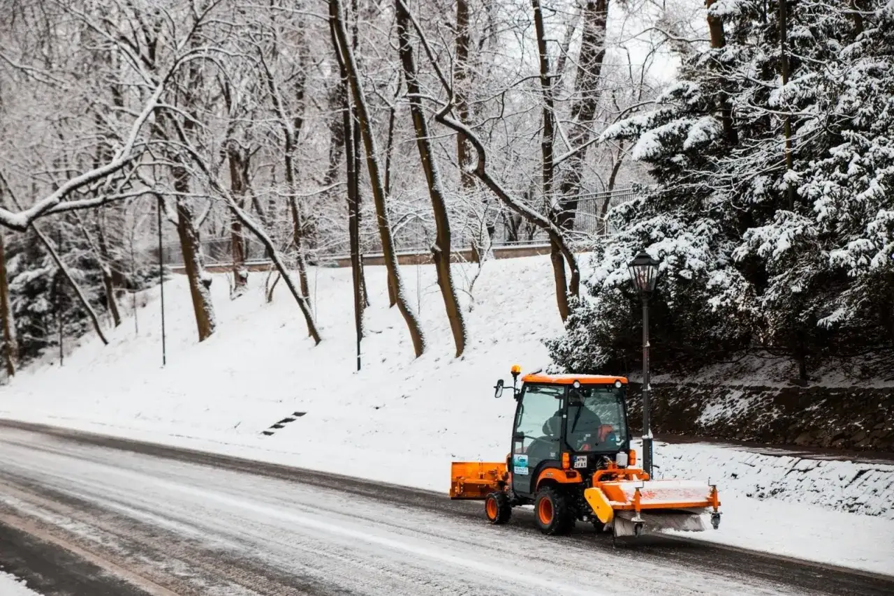 Kto powinien odśnieżać chodnik? Poznaj swoje obowiązki i kary