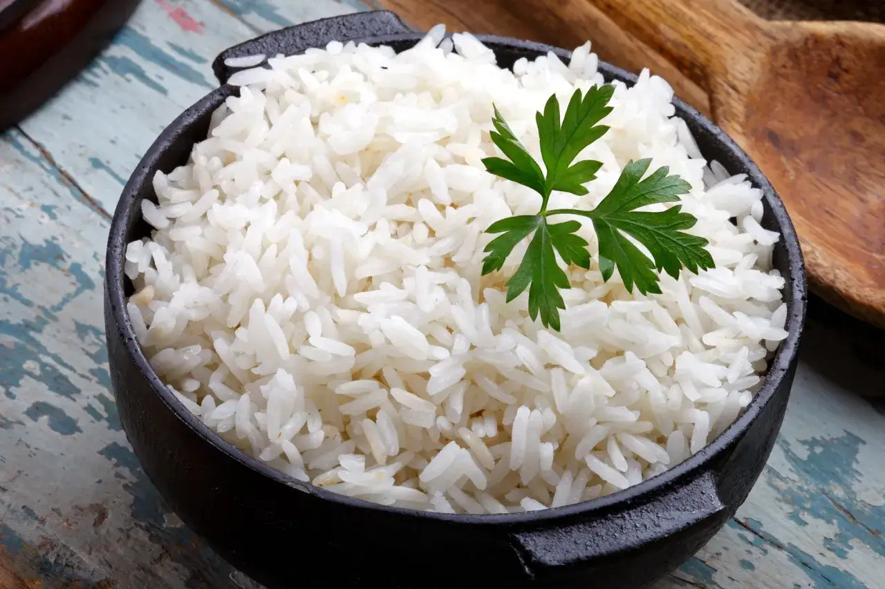 Sekret sypkiego ryżu: Jak gotować, by nigdy się nie kleił?