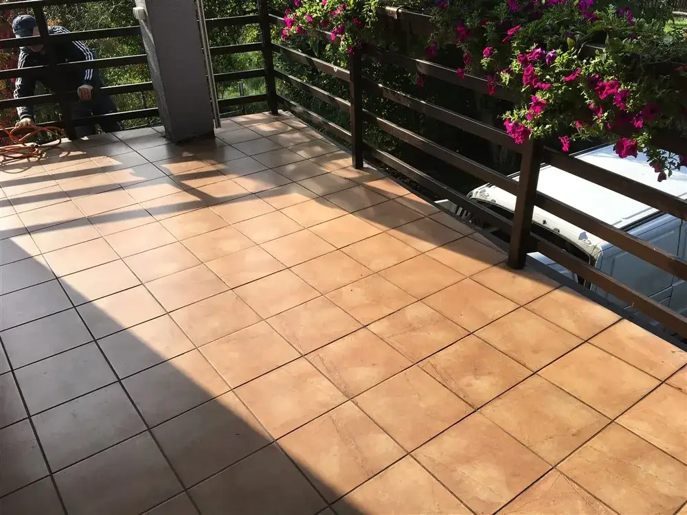 Czym pomalować płytki na tarasie, aby uniknąć ich uszkodzenia?