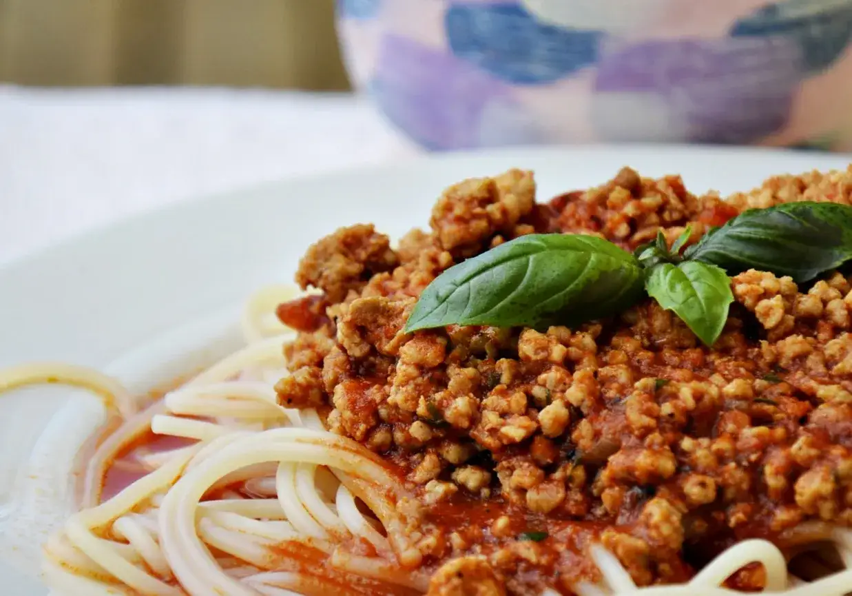 Szybkie spaghetti z pomidorów z puszki - prosty przepis na obiad