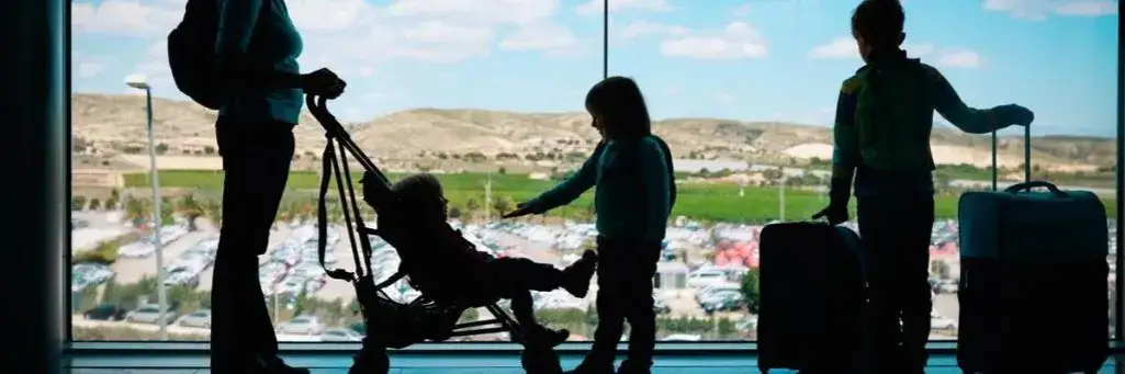 Jak przewieźć wózek samolotem? Bez stresu i dodatkowych opłat!