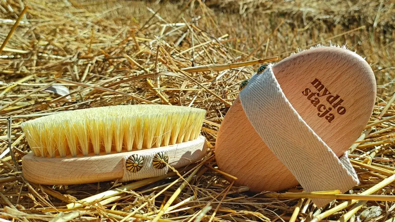 Jak czyścić szczotkę do masażu na sucho, by uniknąć uszkodzeń?