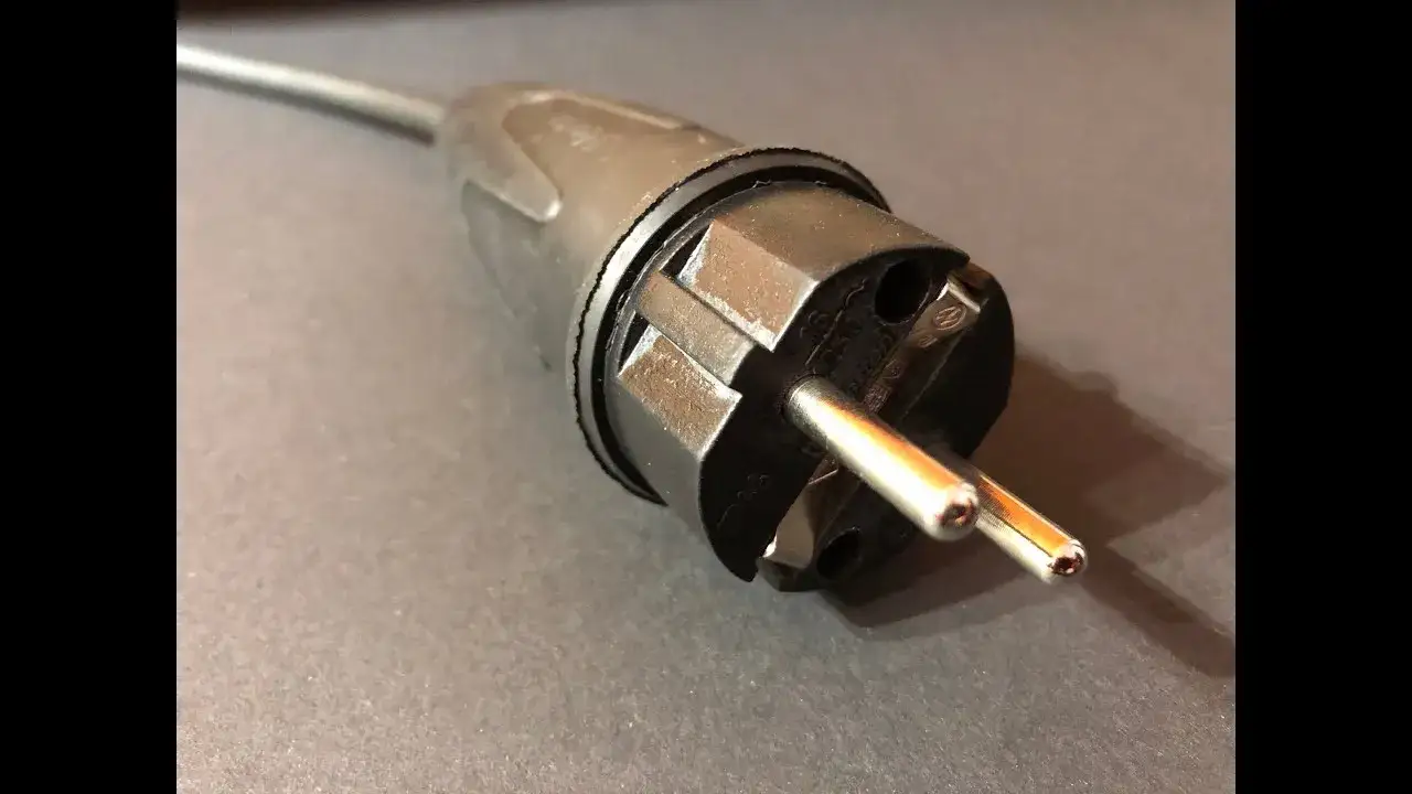 Jak podłączyć kabel do wtyczki z uziemieniem bezpiecznie i skutecznie