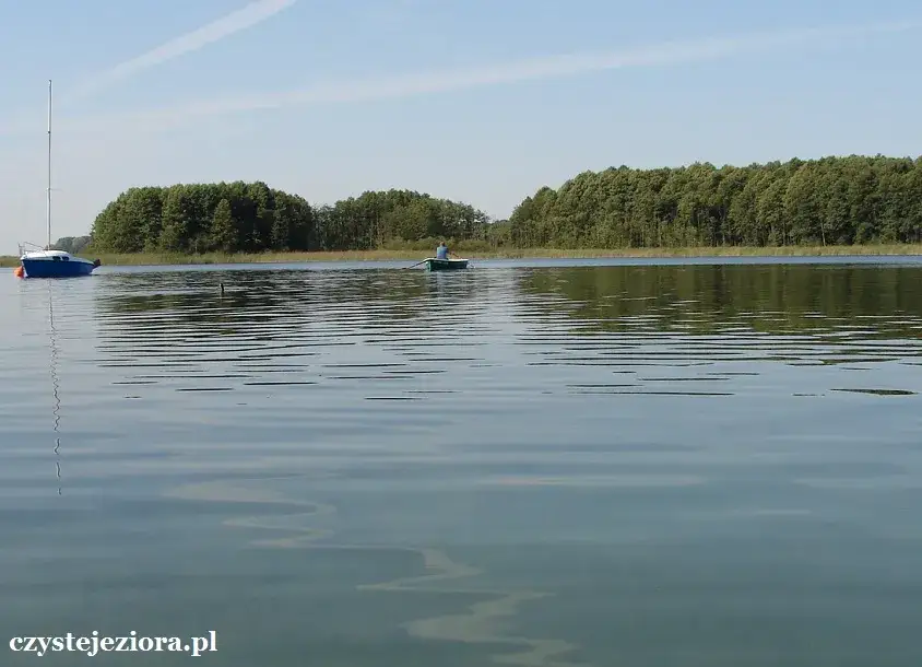Jezioro Niedzięgiel: Jak legalnie łowić? Pozwolenia, zasady