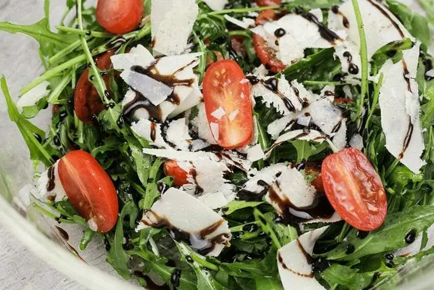 Sałatki z rukoli – 10 wyśmienitych przepisów z włoskiego hitu