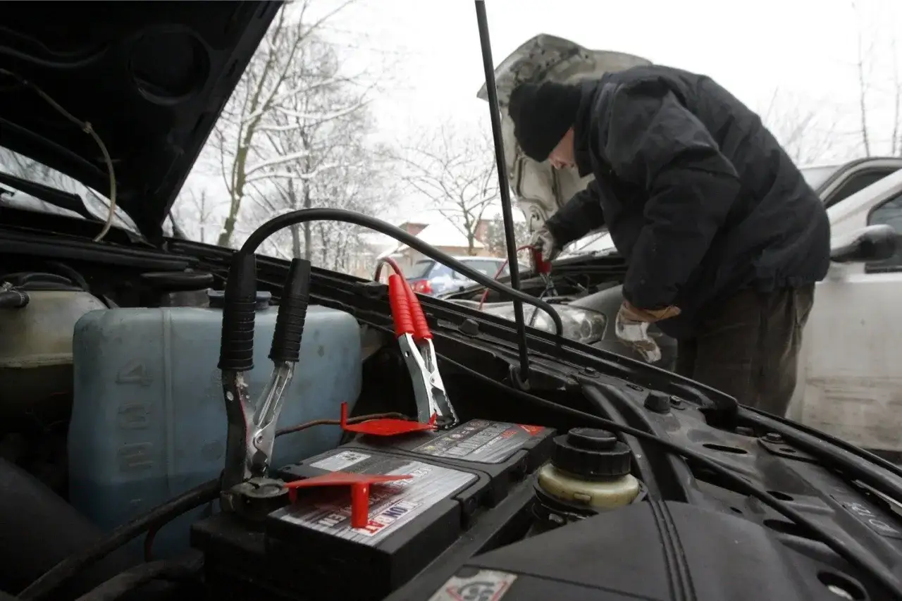 Jak prawidłowo podłączyć prostownik: plus czy minus najpierw?