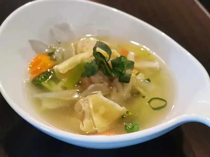 Zupa wonton co to? Odkryj jej składniki i pyszne warianty