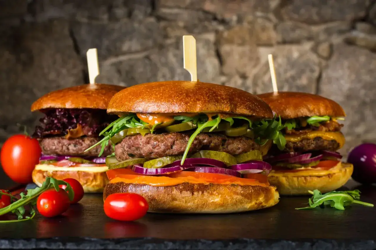 Kiedy jest dzień hamburgera? Odkryj datę i ciekawostki o święcie