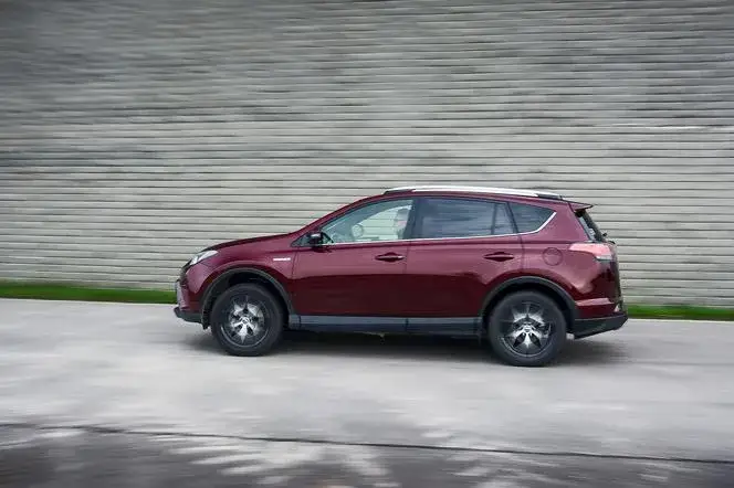 Ile pali Toyota RAV4 Hybrid? Prawdziwe zużycie paliwa w praktyce