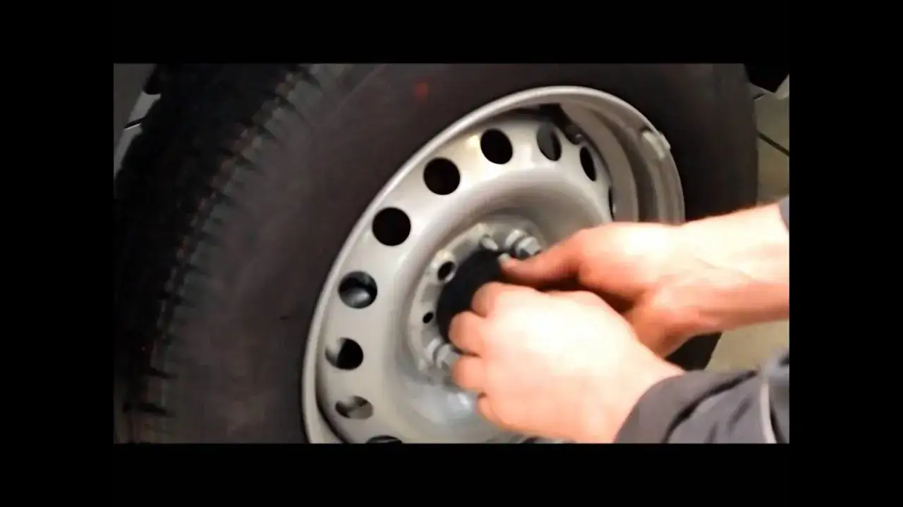 Jak łatwo i bezpiecznie wyciągnąć koło zapasowe w Fiat Ducato – krok po kroku