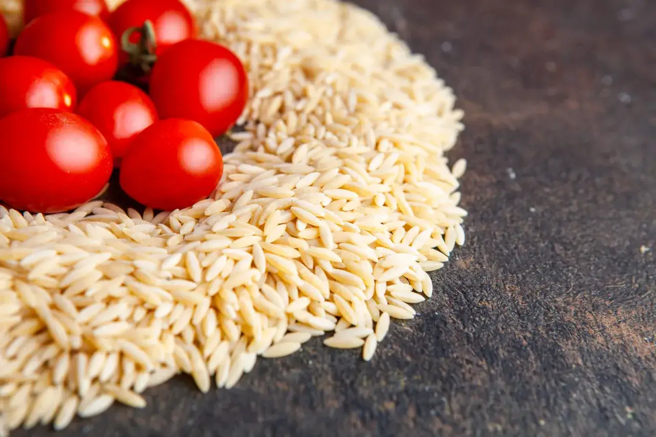 Czerwone pomidorki koktajlowe i makaron orzo. Ile gotować? Krótka odpowiedź: około 8-10 minut.