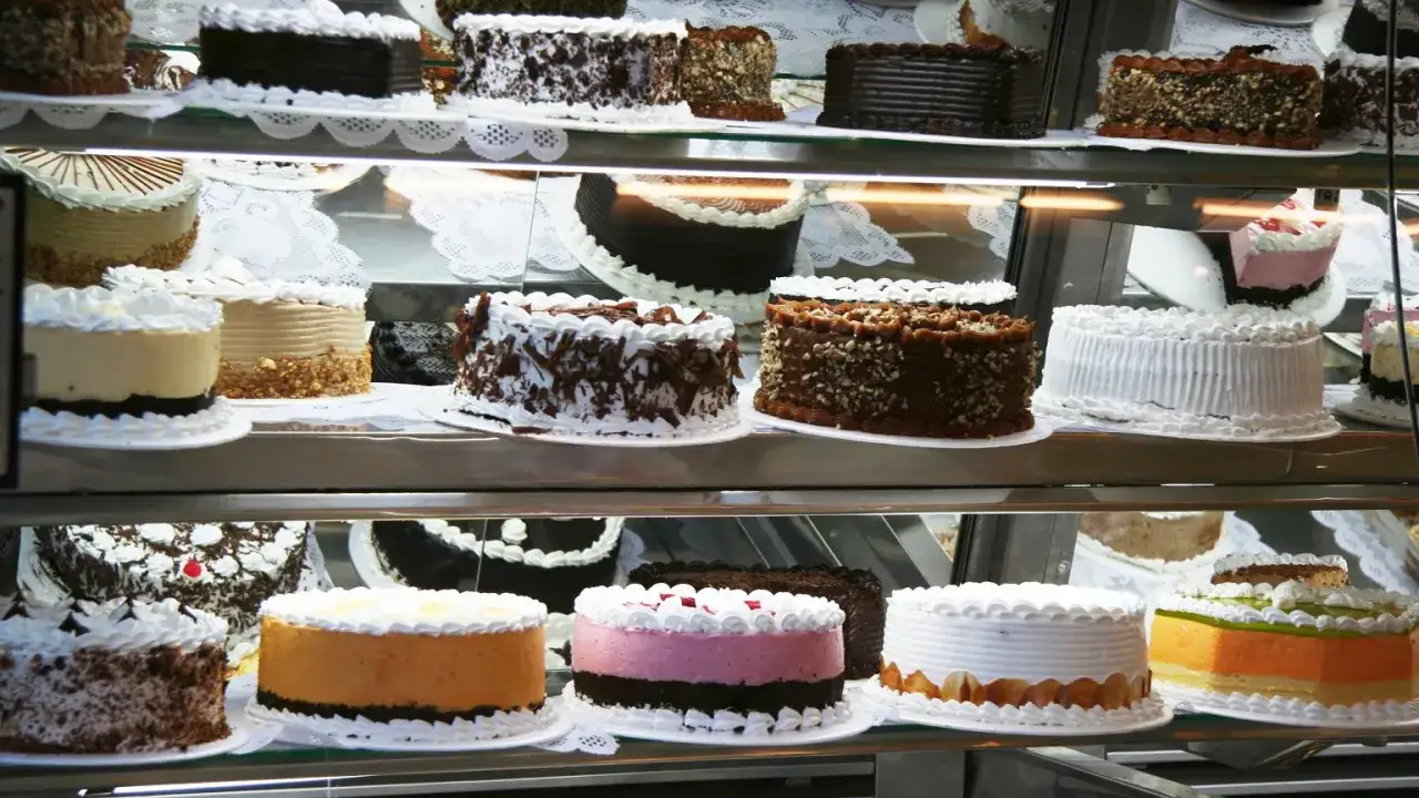 Ile kosztuje tort 1,5 kg? Poznaj ceny i czynniki wpływające na koszt