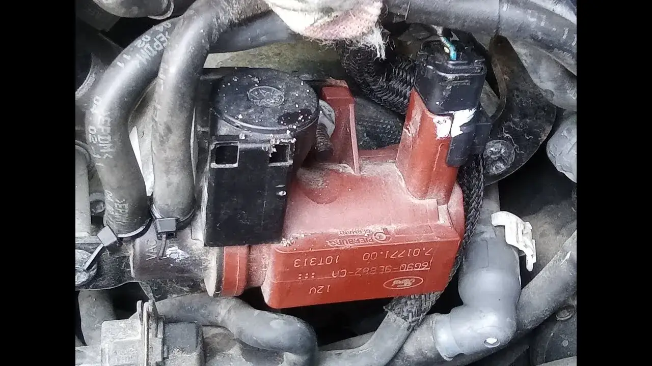 Jak podłączyć zawór podciśnienia turbiny w Ford Focus 1.6 TDCi - krok po kroku