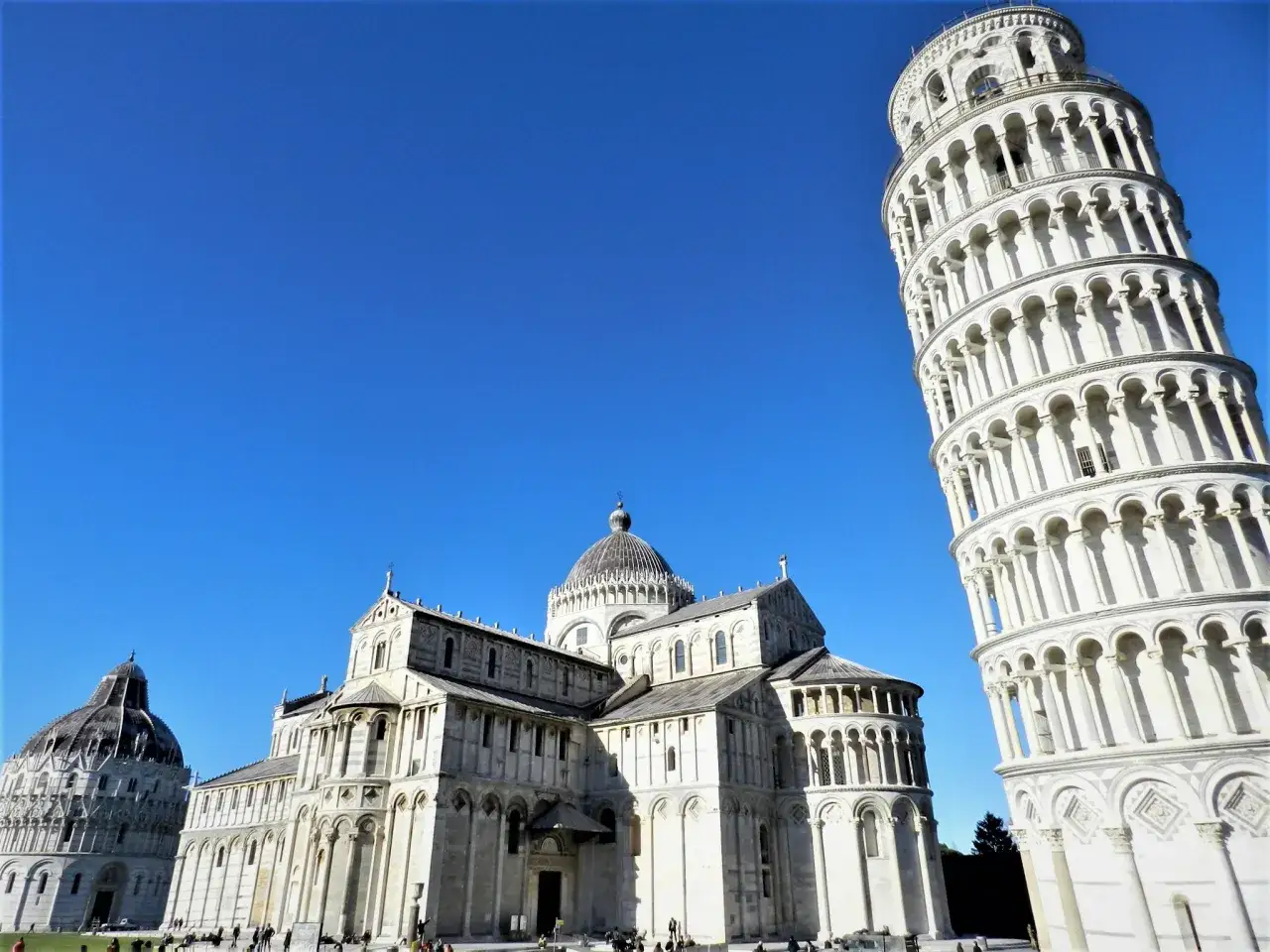 Słynna Krzywa Wieża i katedra w Pizie, wspaniałe zabytki Pizy i okolic, na tle błękitnego nieba.