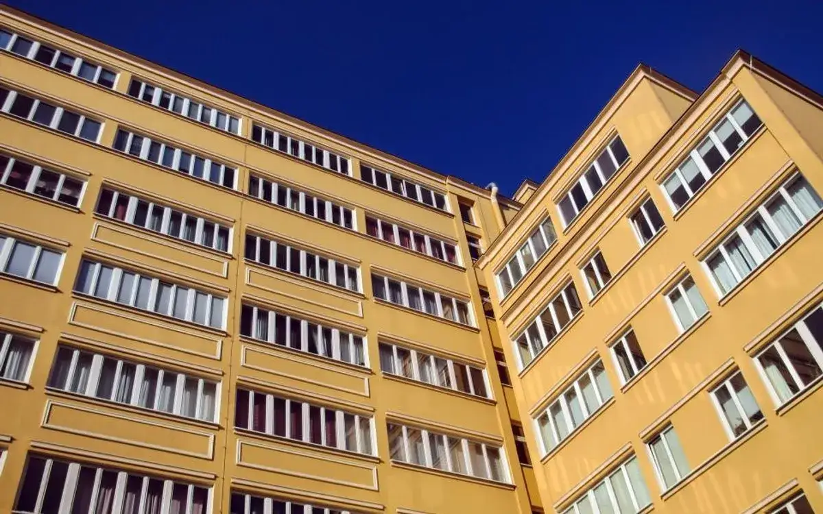 Mieszkanie komunalne po śmierci babci: Jak przejąć umowę najmu?