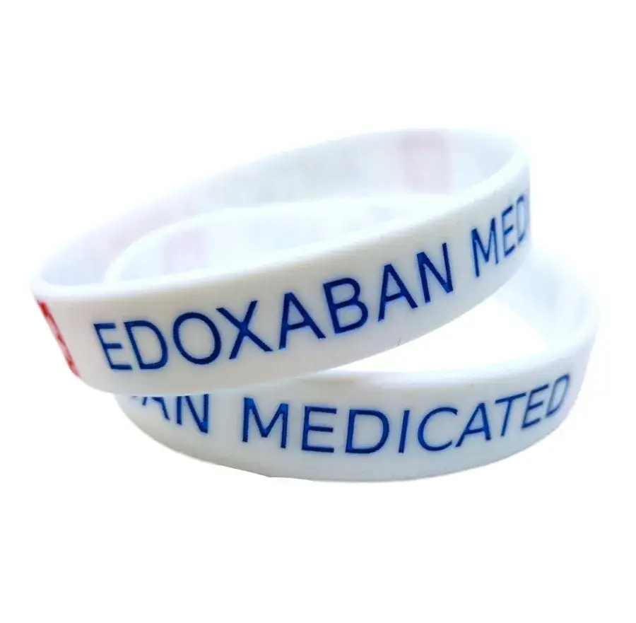 Kolorowe bransoletki: kod szpitalny czy symbol wsparcia?