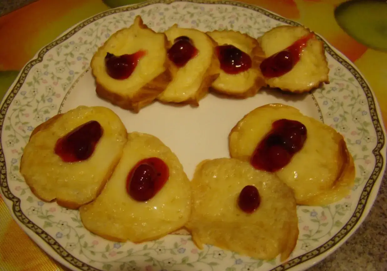 Plasterki oscypka z żurawiną na talerzu.