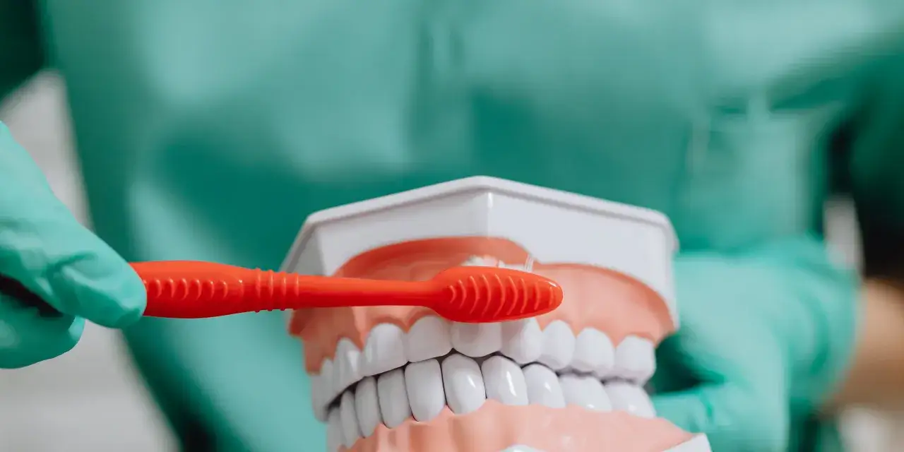 Prywatny dentysta a L4: Tak! Liczy się ZUS, nie umowa z NFZ